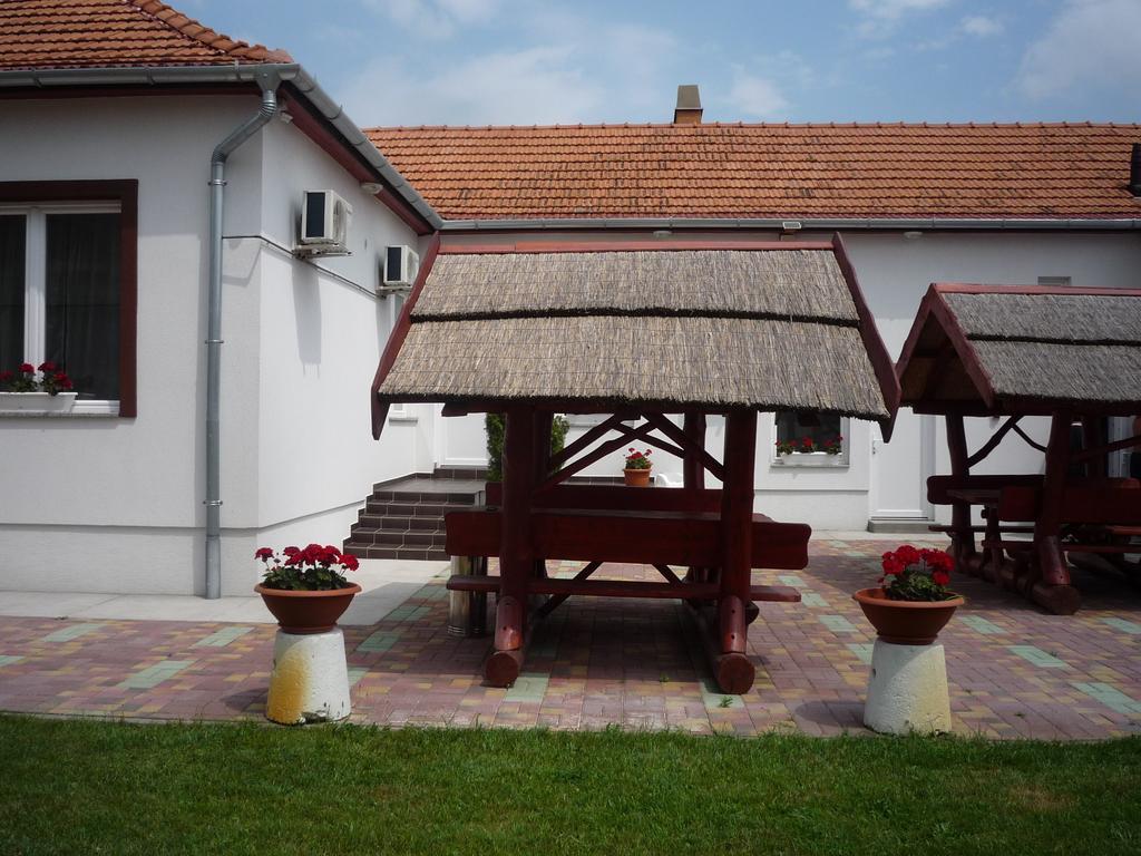 Hotel Morafeszek Vendeghaz Mórahalom Zewnętrze zdjęcie