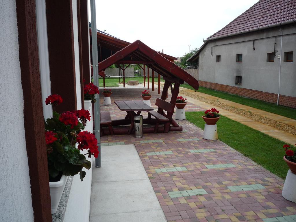 Hotel Morafeszek Vendeghaz Mórahalom Zewnętrze zdjęcie